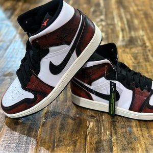 Air Jordan Mid 1 SE